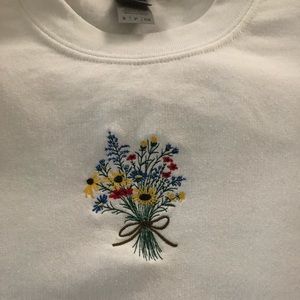 Women’s flower embroidered crewneck